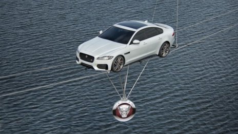 Новият Jaguar XF прикова погледите в Лондон