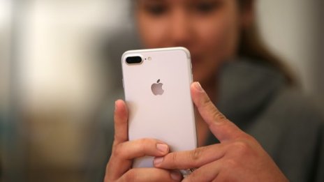 Притеснения за продажбите на iPhone 7 потопиха акциите на Apple