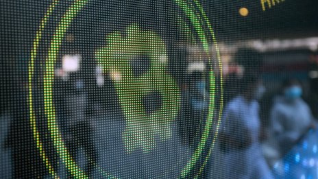 На фона на банковия хаос: Цената на биткойна стигна нов триседмичен връх