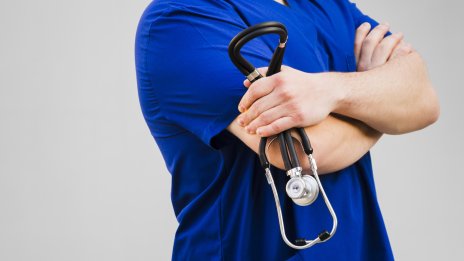 Здравната комисия в парламента прие общ законопроект за заплатите на младите лекари