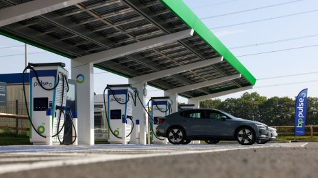 Сунак внедрява квотна система относно електрификацията на автопроизводителите 