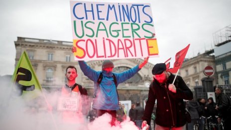 Еманюел Макрон е изправен пред първата опасна стачка в страната от 20 години