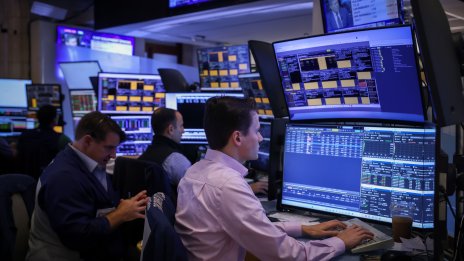 Dow се покачи с 500 пункта, прекъсвайки четиридневния спад
