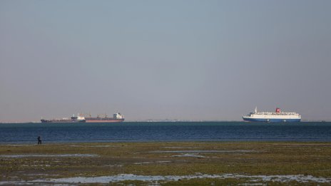Товарен кораб със зърно от Украйна заседна за кратко в Суецкия канал
