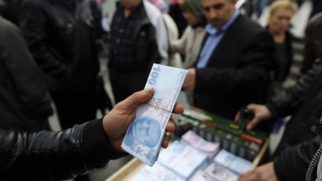 Турската лира отслабна спрямо долара след понижението на основния лихвен процент