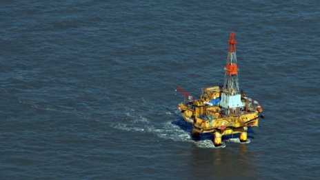 Докато призовава за повече петрол, Байдън подлага крак на петролната индустрия