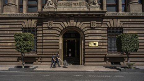 Централната банка на Мексико увеличи основната лихва в очакван от пазарите ход