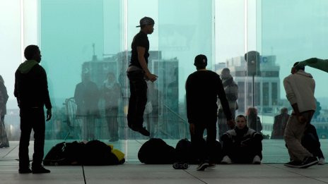 Зад френските етнически бунтове стои и голямо икономическо неравенство