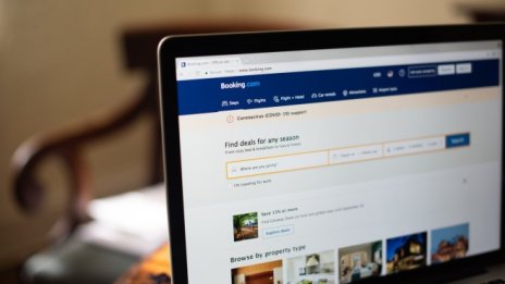 Booking понесе борсов удар от разочароващото възстановяване на туризма
