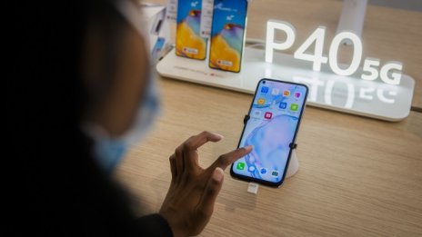 Huawei свива наполовина производството на смартфони?