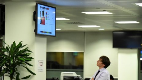 Паундът пое надолу след оповестяването на първите изборни резултати