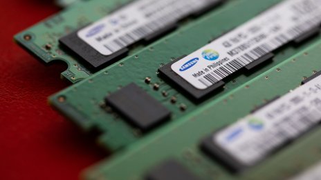 Печалбата на Samsung пострада от експортните ограничения и спада на цените