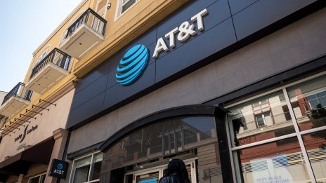 Силното търсене накара AT&T да повиши годишната си прогноза