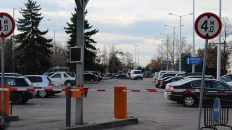 Съмнения за взривно устройство в бус на Терминал 1*