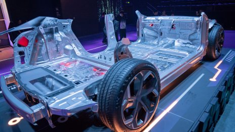 Индийската JSW преговаря с китайската Leapmotor да използва електромобилната ѝ платформа