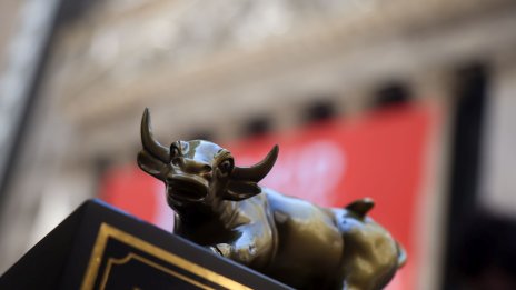 Nasdaq затвори на рекордно високо ниво въпреки спада при Apple