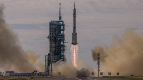 Трима астронавти пристигнаха на новата космическа станция на Китай