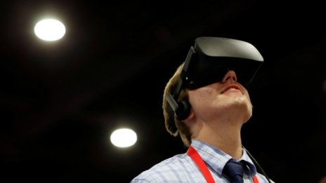 Съоснователят на Oculus Брендън Ирийб напуска Facebook