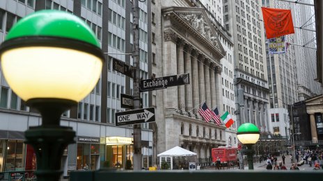 S&P 500 отбелязва ръст, докато Wall Street продължава да се възстановява*