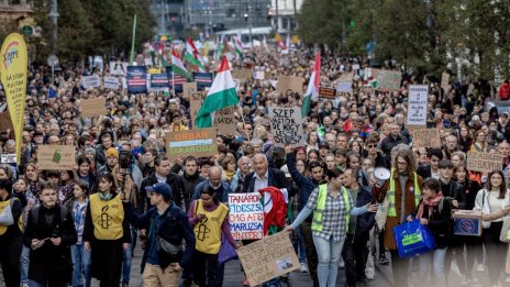 От театри до стадиони - Унгария пуска кепенците заради инфлацията