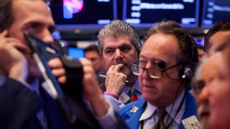 Подновеното търговско напрежение насочва S&P към пореден седмичен спад