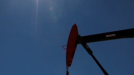 Силните онлайн продажби в САЩ тласнаха цените на петрола до тримесечен връх*