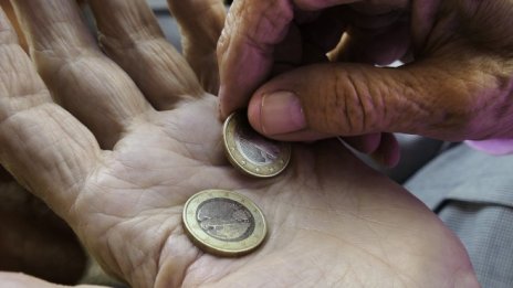 Омбудсманът препоръчва минималната пенсия да не е под линията на бедност