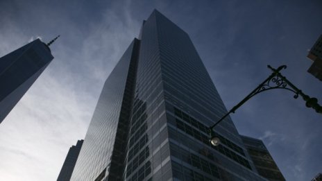 Слабата търговия с акции сви печалбата на Goldman Sachs