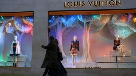 Витрините на магазините на гиганта за луксозни стоки LVMH ще угасват през нощта