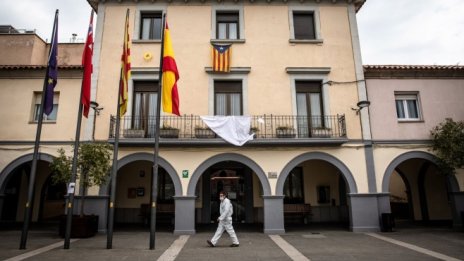 От понеделник на испанците се забранява почти напълно да излизат от домовете