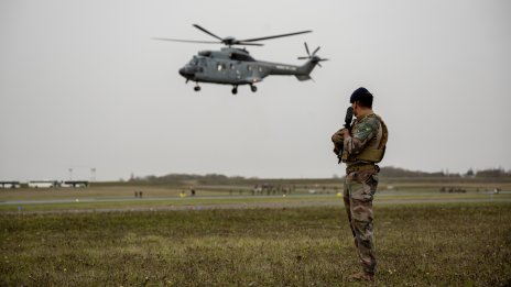 Франция стартира кампания за набиране на доброволци за нова военна служба