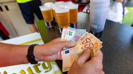 Потреблението на домакинствата в ЕС и еврозоната нараства в началото на годината