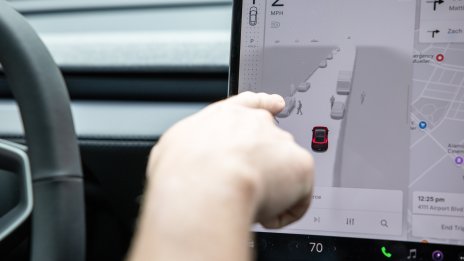 Tesla е представила подвеждащи данни за системата FSD на европейски регулатори 