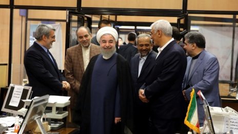 Копнеещите за повече свобода иранци преизбраха Хасан Рухани