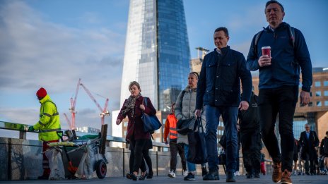 Инфлацията във Великобритания се забавя, но остава над прогнозите