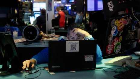 Dow започва седмицата със спад от над 430 пункта