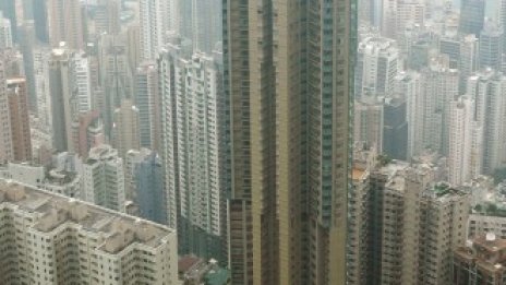 Стотици хиляди хора в Хонконг плащат, за да живеят в клетки