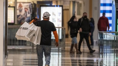 Хората се връщат към традиционния ритейл, но без спад на онлайн продажбите