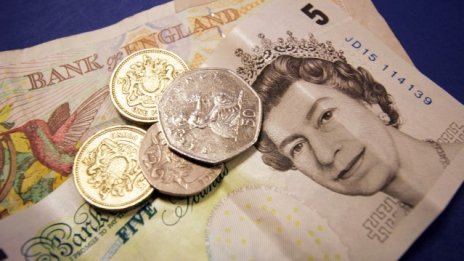 S&P: Британският паунд е подценен с около 15%