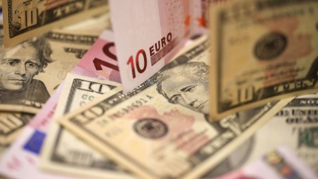 Какво означава слабият долар за световната икономика?