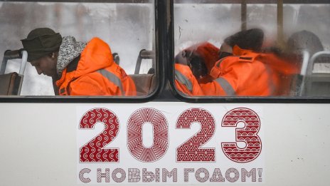 Путин купува лоялността на бедните руснаци, но отписва средната класа с военния си бюджет