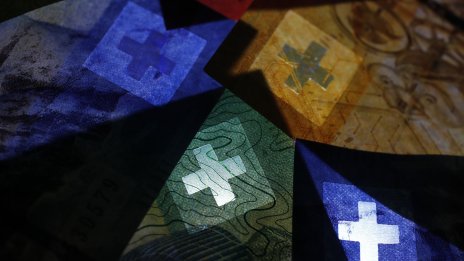 Швейцарският франк изпитва "криза на идентичността" си като сигурно убежище