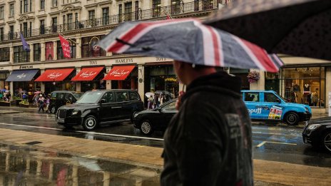 Дъждовното време тласна продажбите на дребно на Острова до най-ниското им ниво от декември