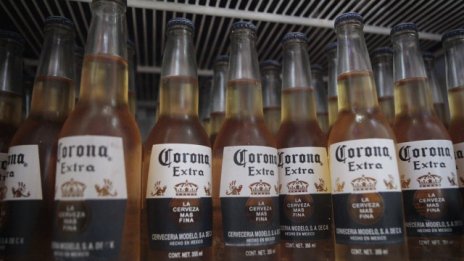 Русия и САЩ стопяват печалбата на производителя на Stella Artois и Coronа