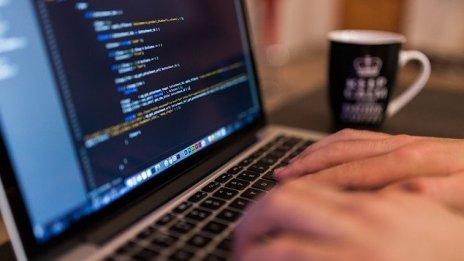 Програма преквалифицира хора за ИТ сектора