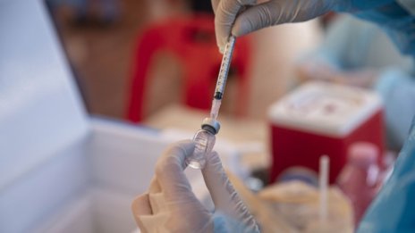 Безплатни яйца и купони за магазини - Китай се мъчи да ускори ваксинацията