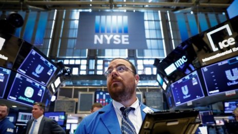 Dow скочи с близо 200 пункта, след като силният отчет на Alphabet поведе деня