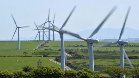 Притеснителни ли са намаляващите инвестиции в зелената енергетика?