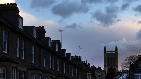 Продавачите на жилища във Великобритания забавят темпа на покачване на офертните цени