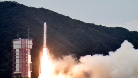 Първата японска сонда кацна успешно на Луната